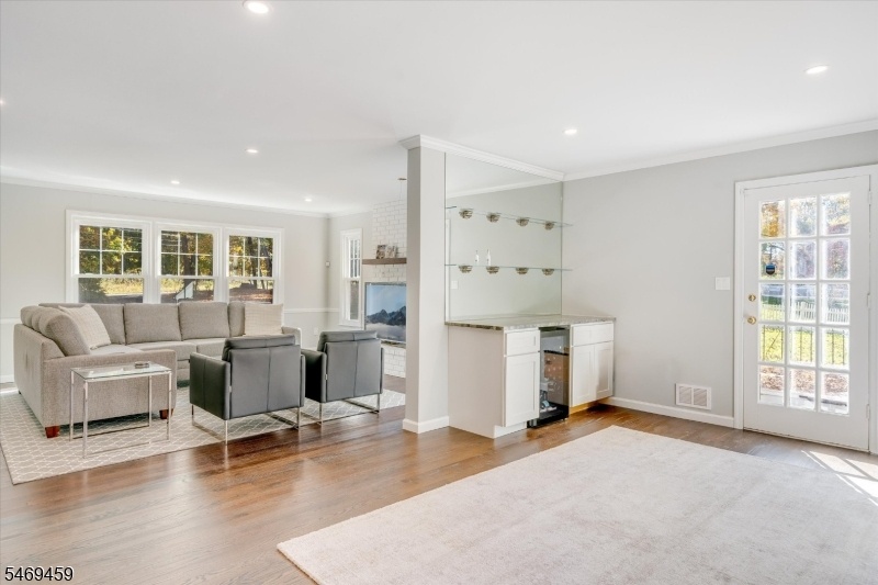 Living Room - Wet Bar