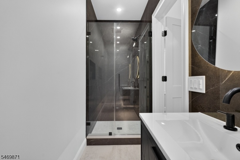 1st Fl full bath