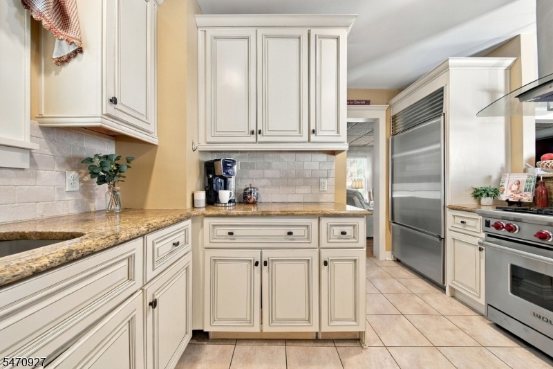 KITCHEN-GRANITE COUNTERTOPS