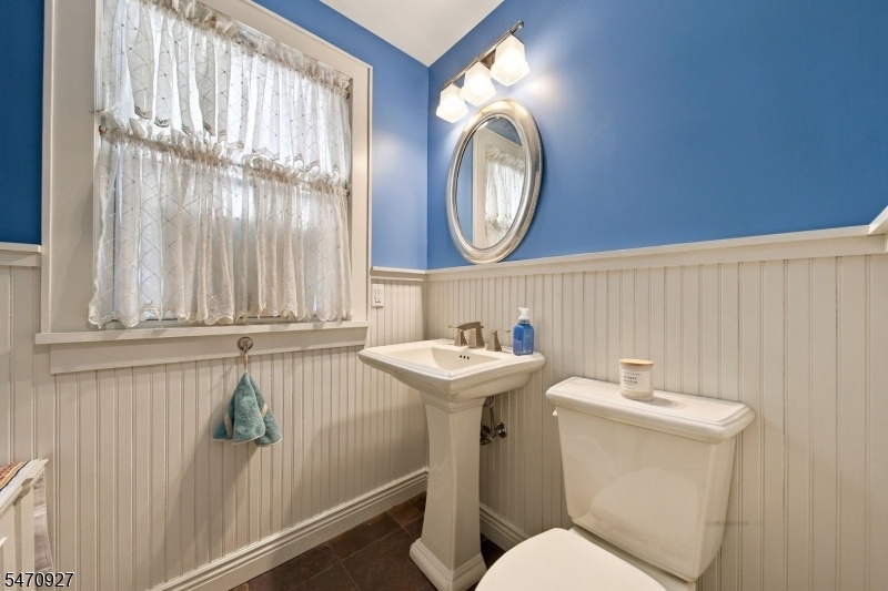 1ST FL POWDER ROOM
