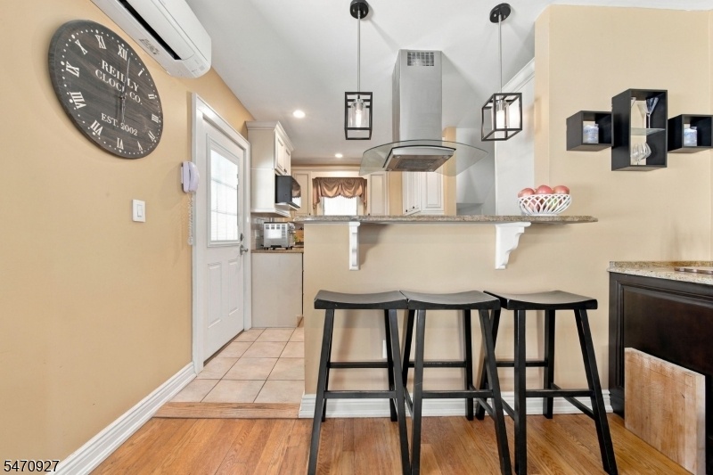 KITCHEN/BREAKFAST BAR