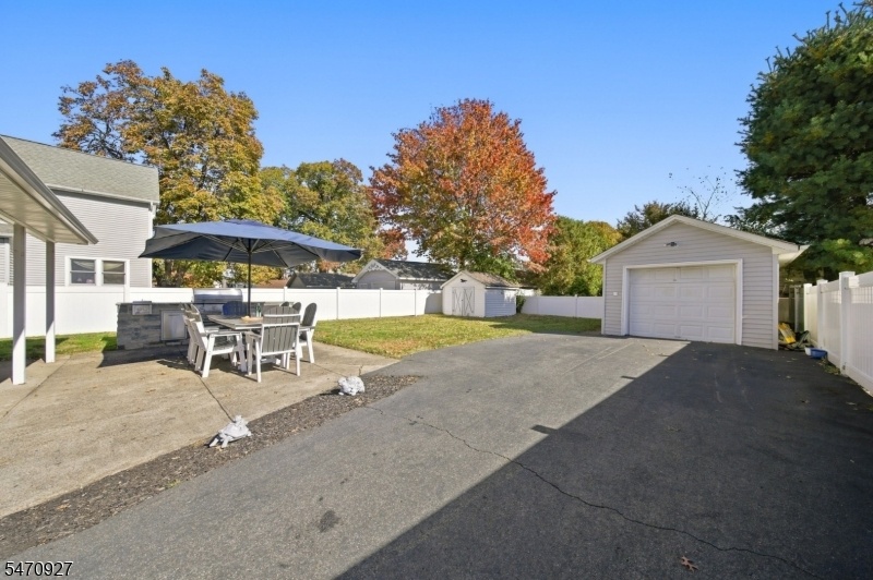 REAR YARD/FULLY FENCED