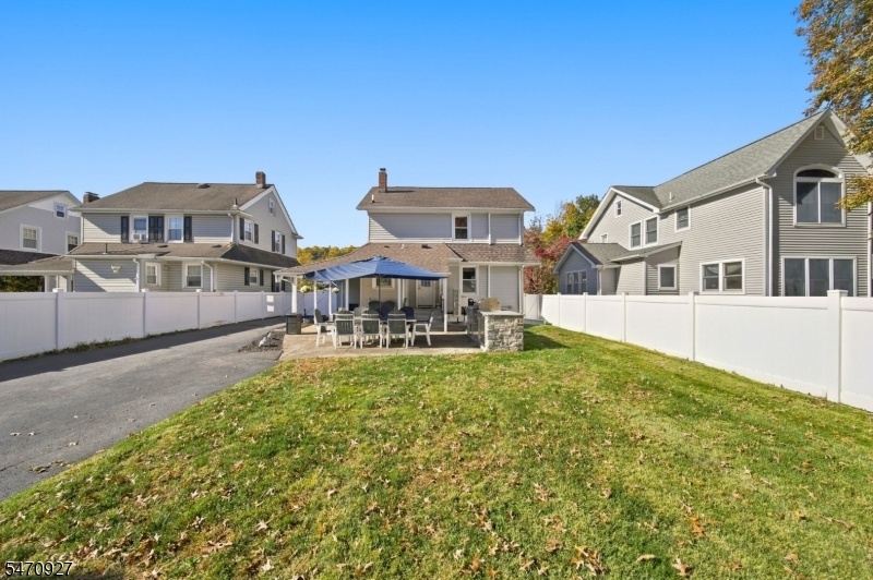PRIVATE YARD/FULLY FENCED