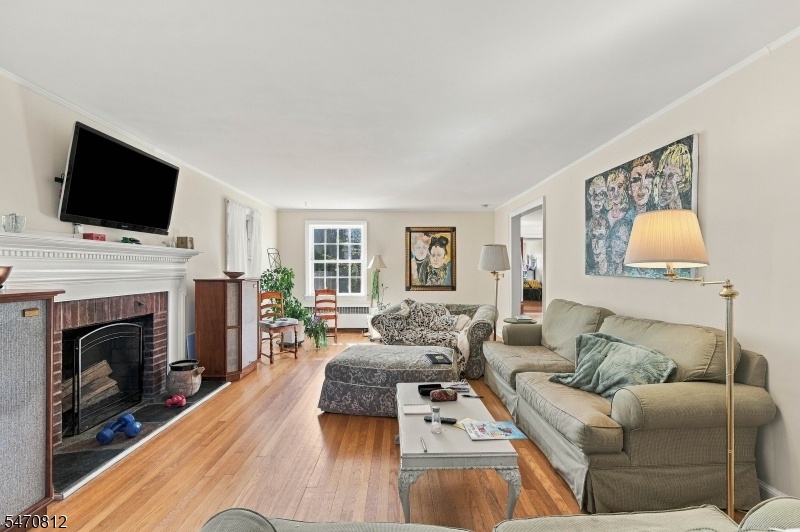 Living room w fireplace