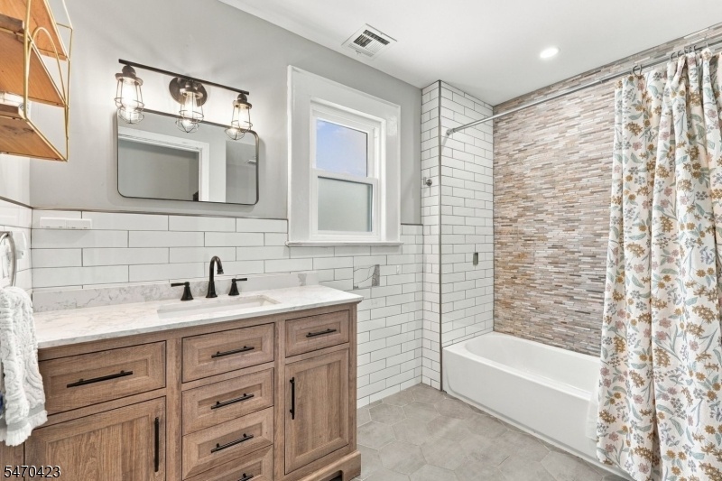 2nd Floor Full Bathroom