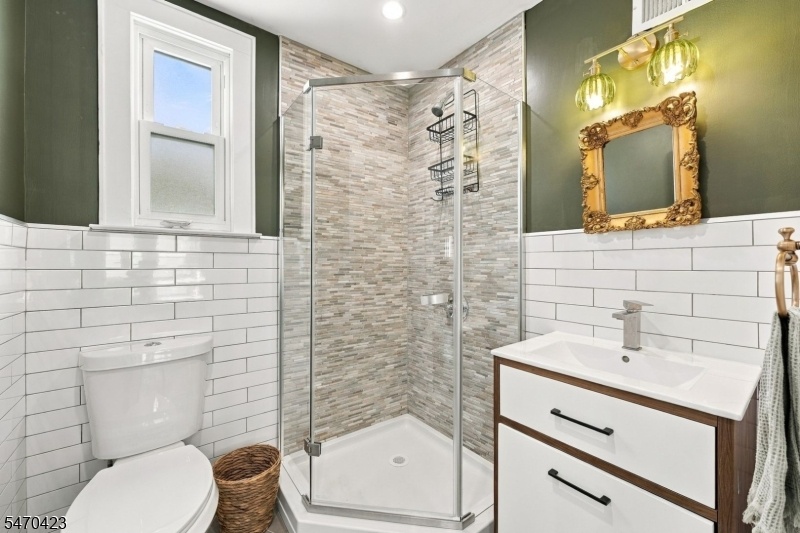Full Bathroom on Main Floor
