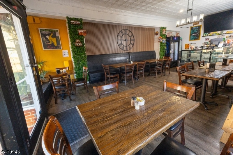 Milo Cafe & Restaurant