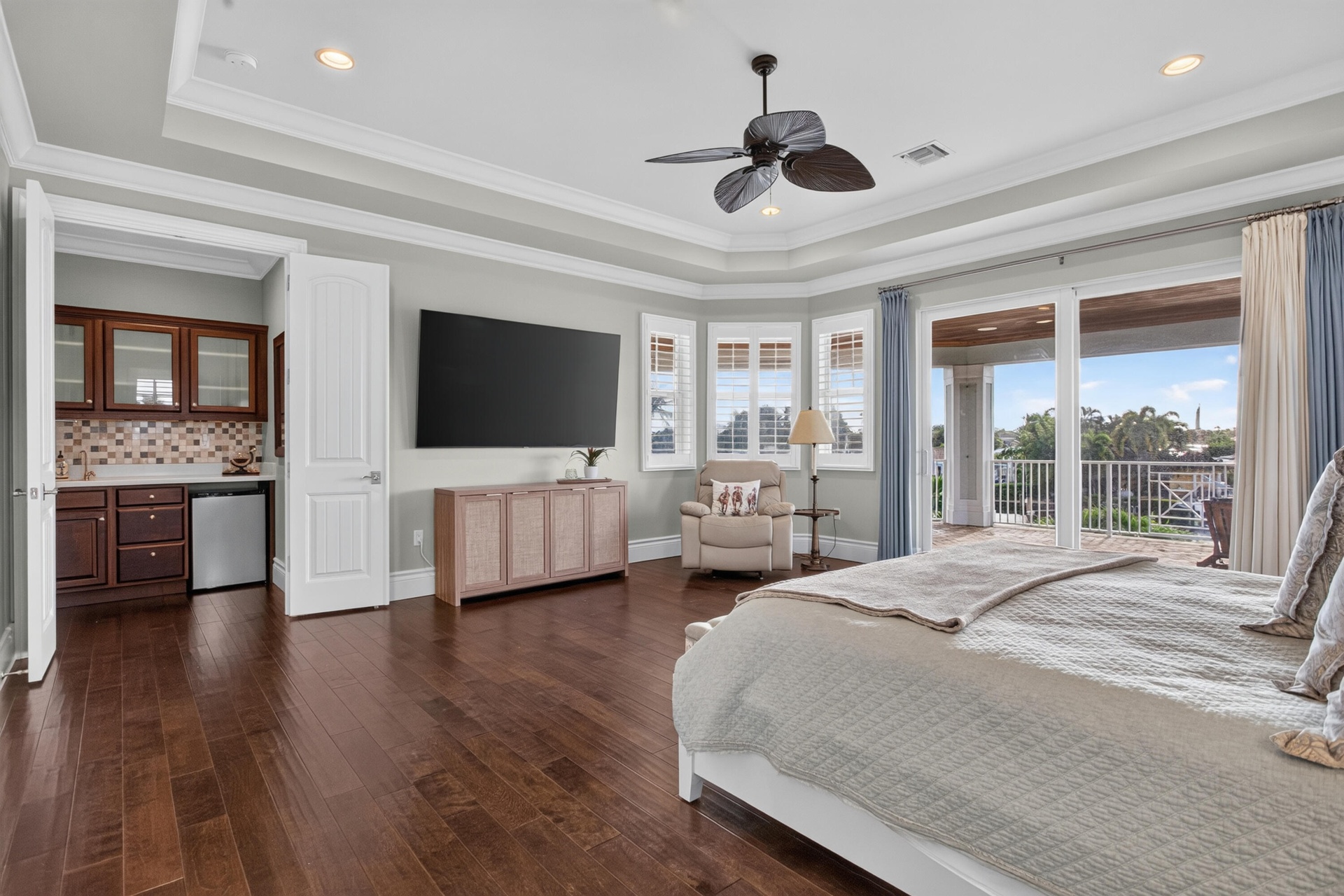 Primary suite with wet bar