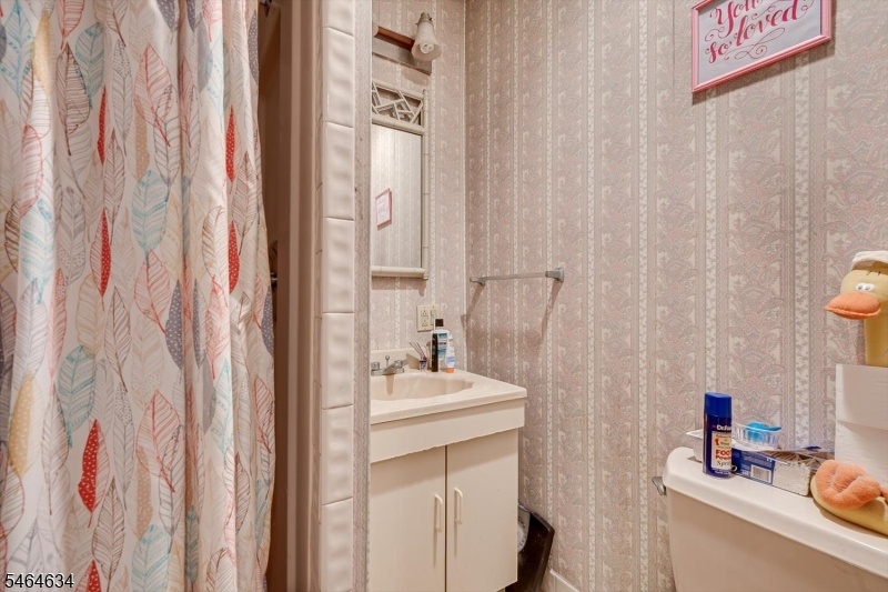 1st Floor Bath