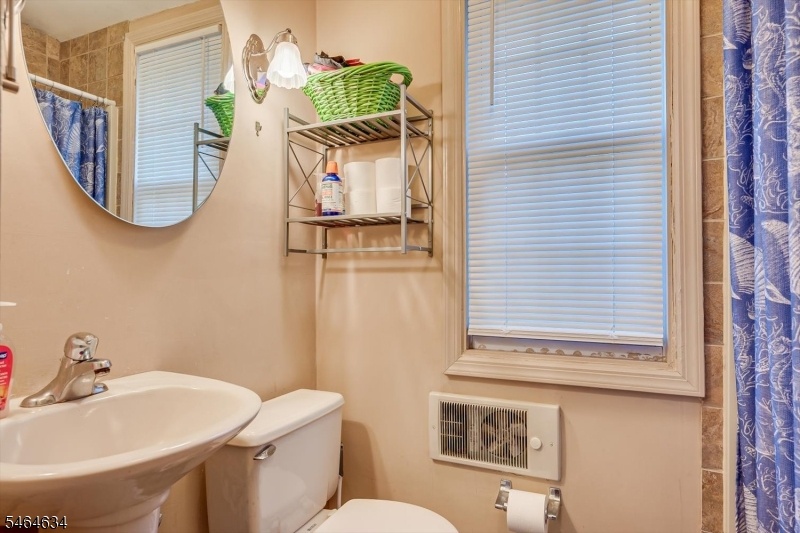 Studio Apartment Bath