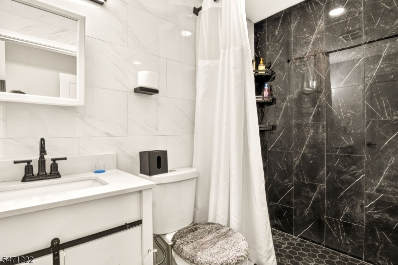 Unit 1 Ensuite Bathroom