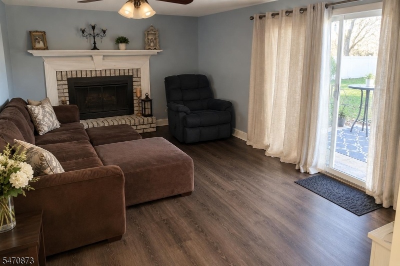 Familyroom with Fireplace