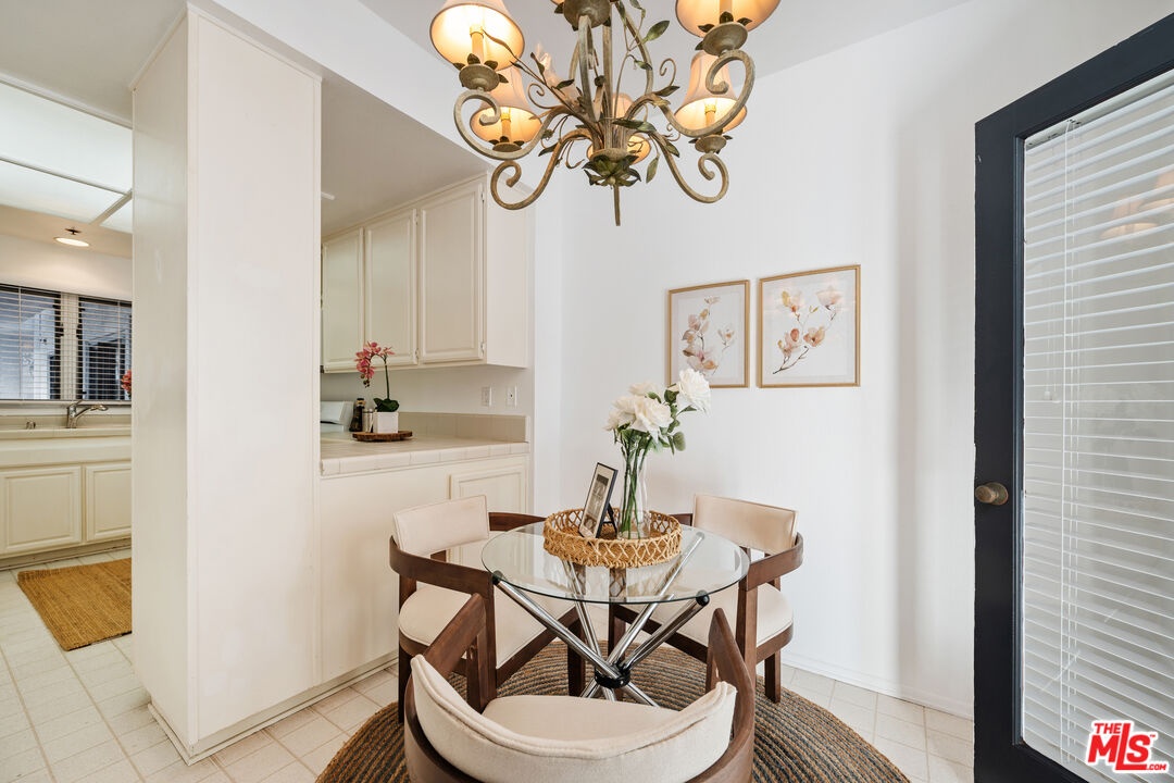 Charming breakfast nook - open
