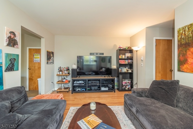 2ND FLOOR LIVING RM