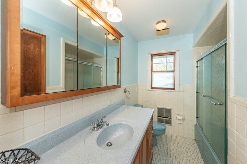 1ST FLOOR MAIN BATH