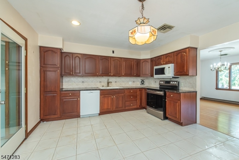 1ST FLOOR KITCHEN