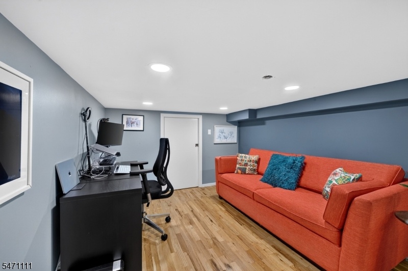 Den/Home office+storage closet