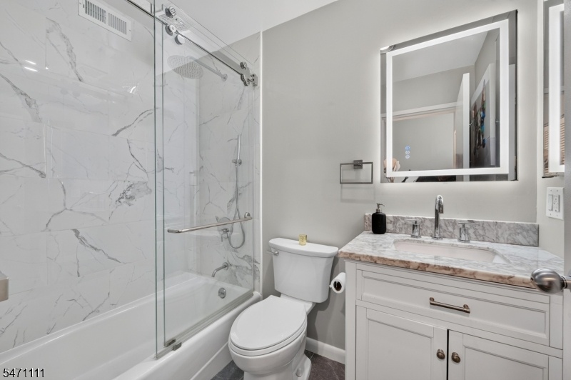 Level 1 Luxury full Bath