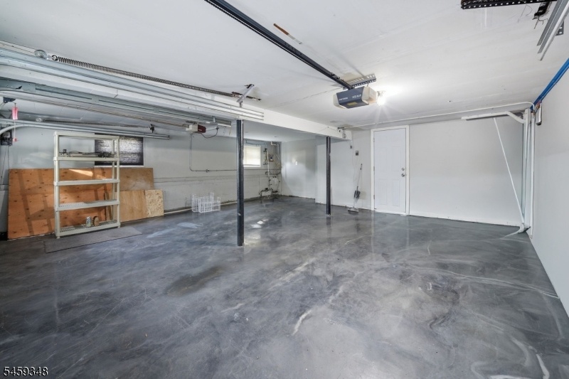 garage 2 car spaces