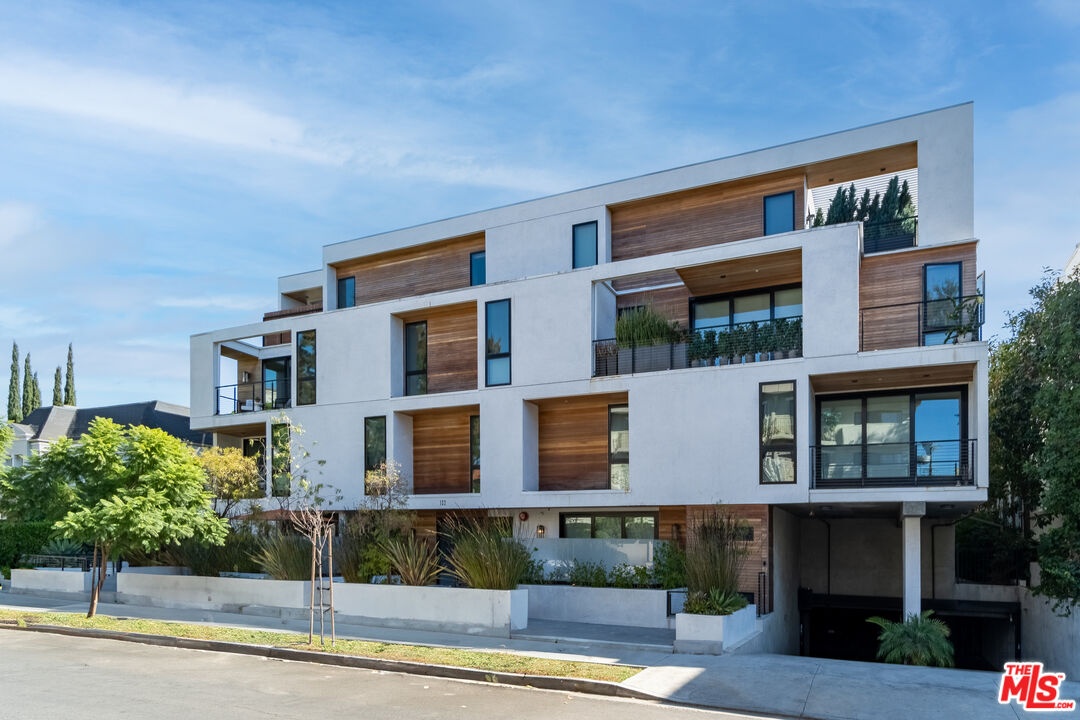 Contemporary condominium exter