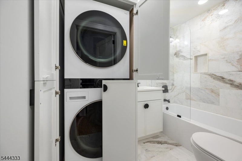 Hall Bath w/Washer-Dryer