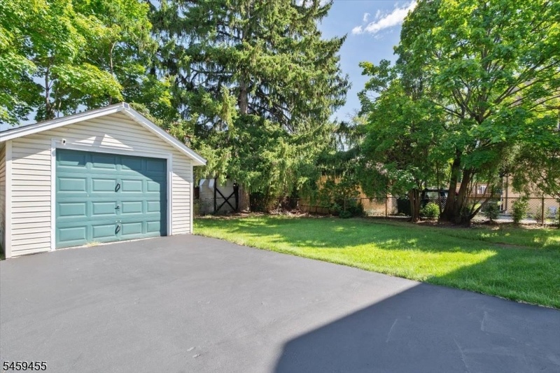 Driveway/Garage