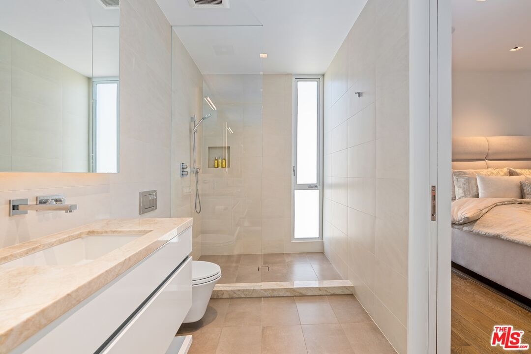 Guest bedroom en suite