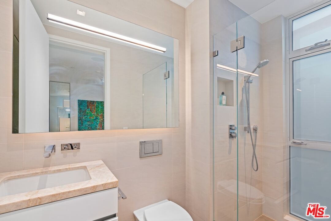 Guest bedroom en suite