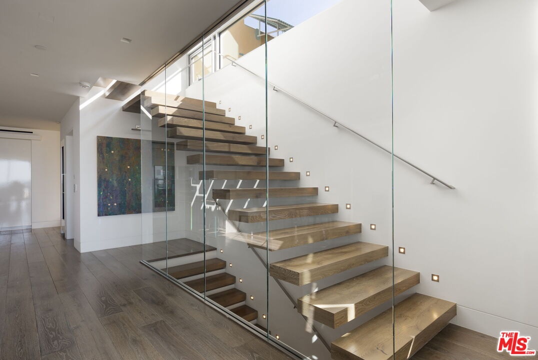 Floating staircase