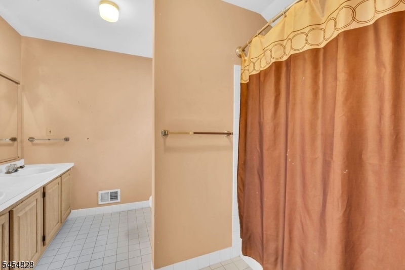 Main Bathroom w/Tub Shower