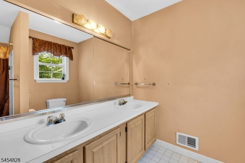 Main Bathroom w/Double Vanity