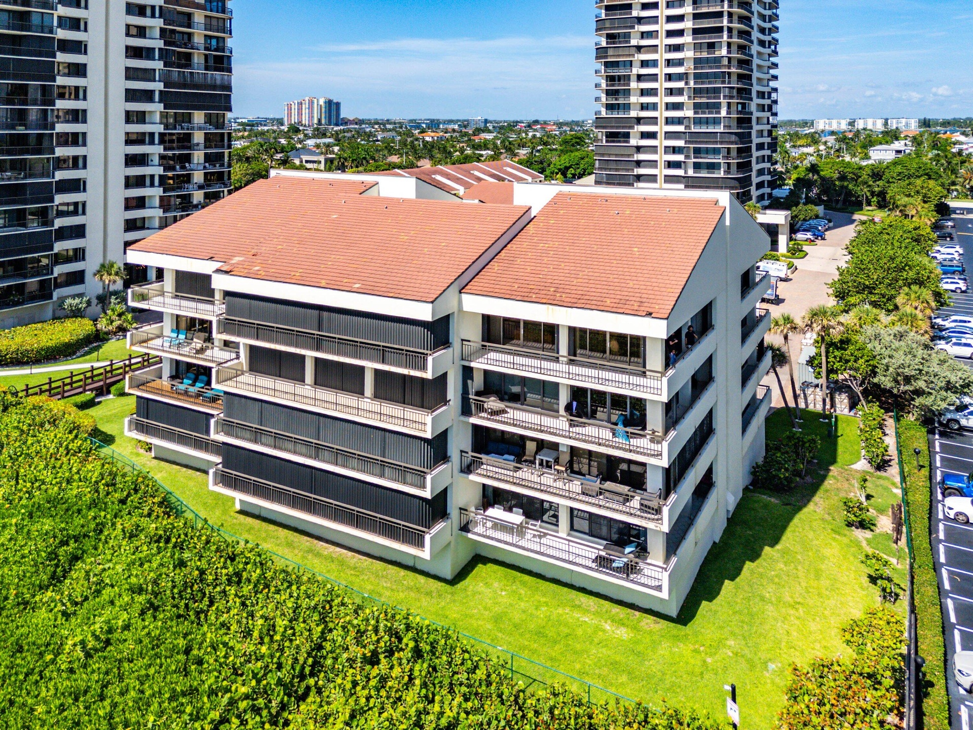 The Ocean House is the perfect alternative when seeking a more private, boutique setting; 12 units on 4 floors, plus front to back exposure.