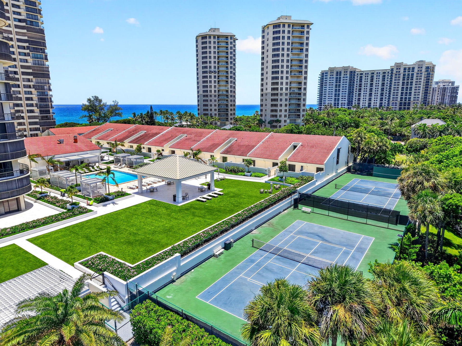 Martinique 2’s expansive amenity grounds bring together landscaped lawns, tennis courts, shaded gathering spaces and the resort-style pool in one beau