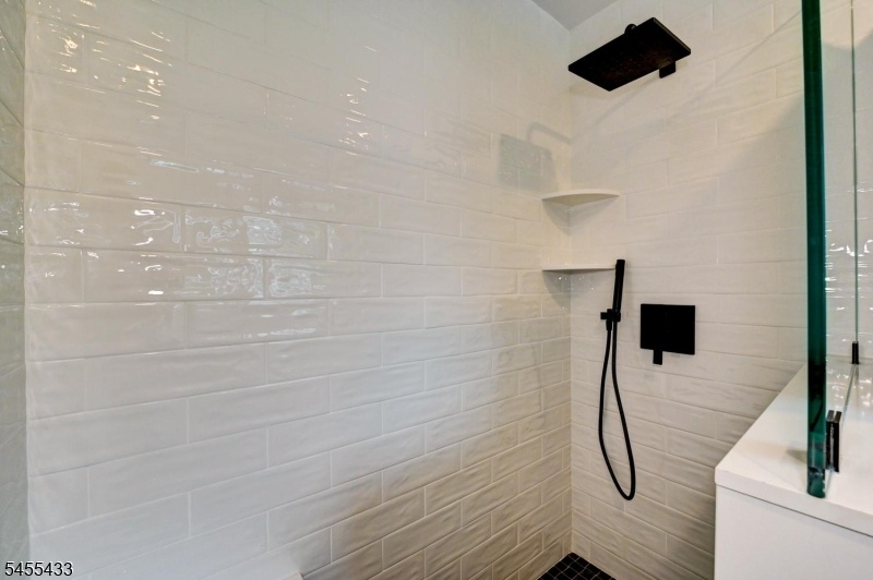 Bath Between bedrooms