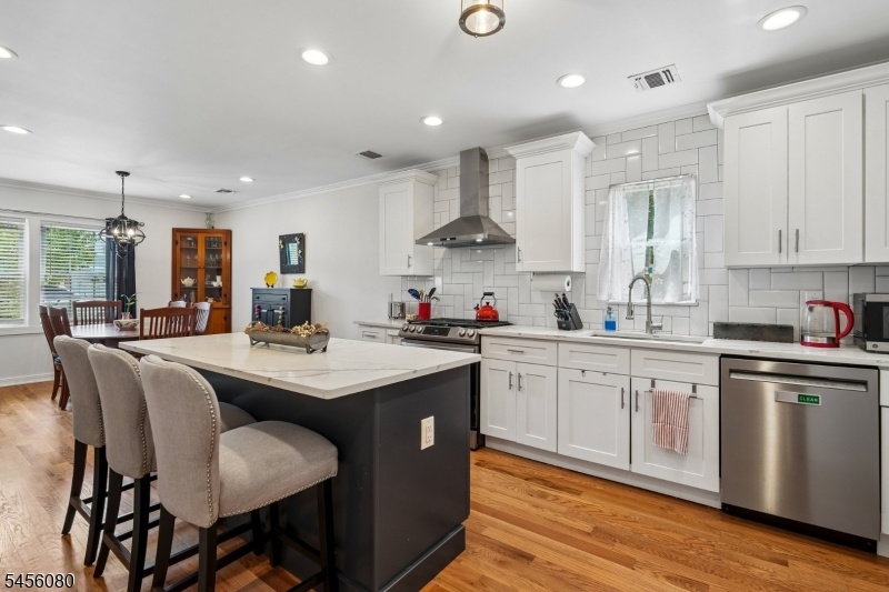 Eat-In Kitchen w/Center Island