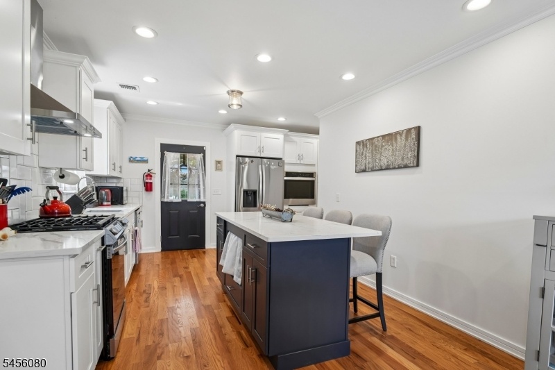Eat-In Kitchen w/Center Island