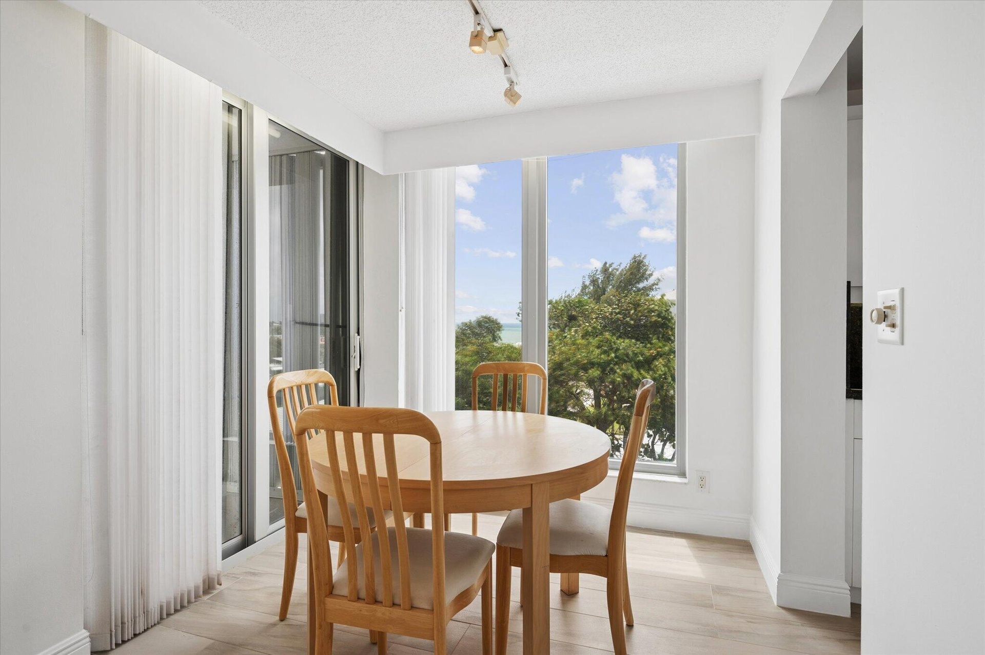 24/7 DINING WITH OCEANFRONT VIEWS