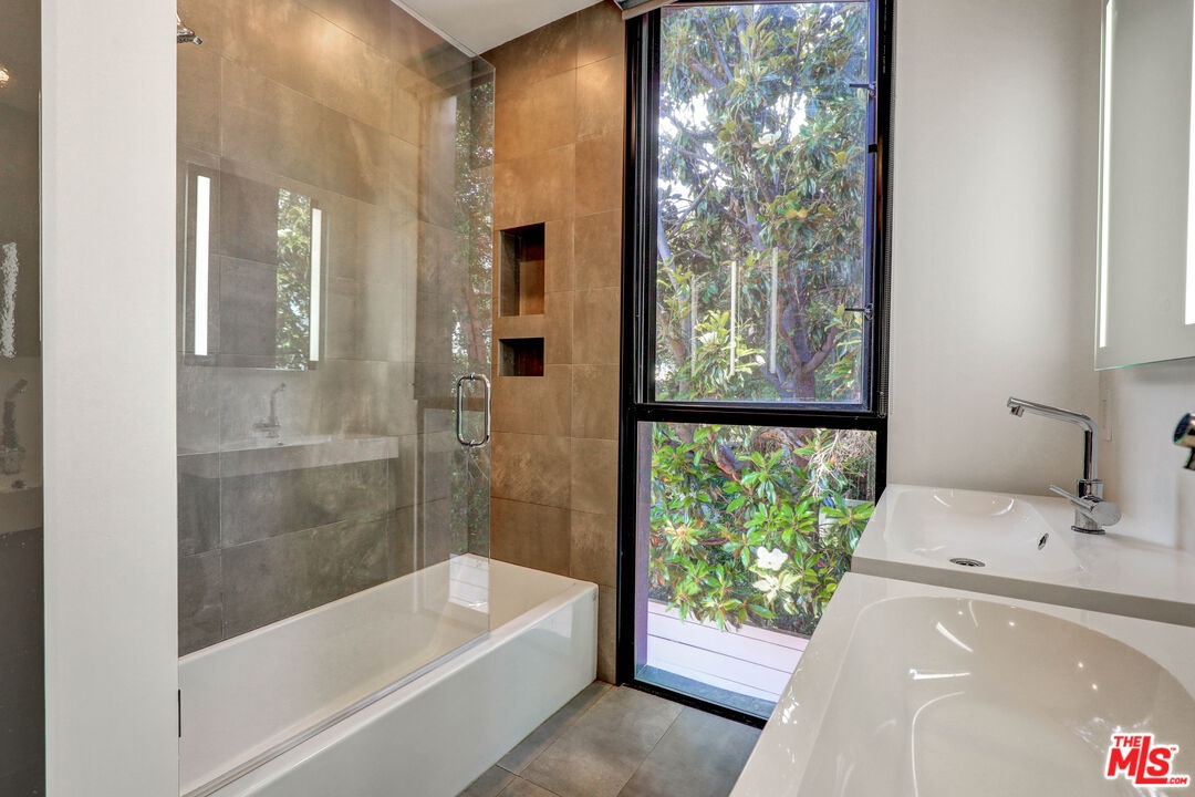 Spa-like primary bath with gla
