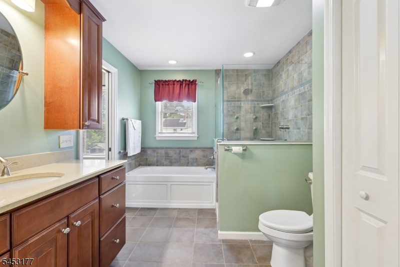 Full Bath w Jacuzzi