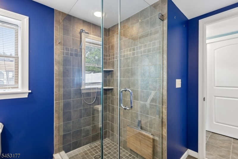 Full Bath w stand up shower