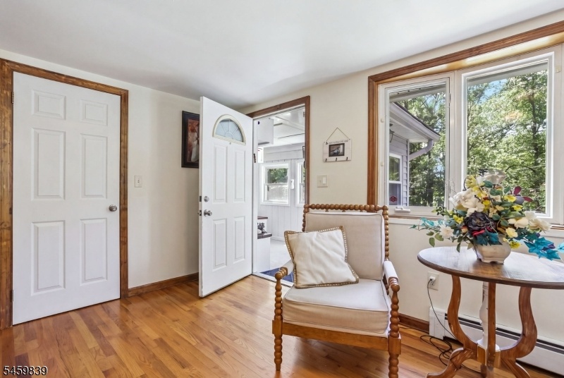 entry/sitting room