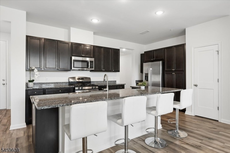 Kitchen / Breakfast Bar