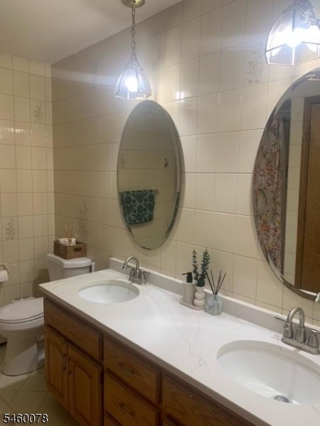 Floor 1 Main bath