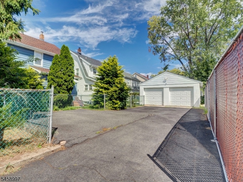 DRIVE WAY/GARAGE
