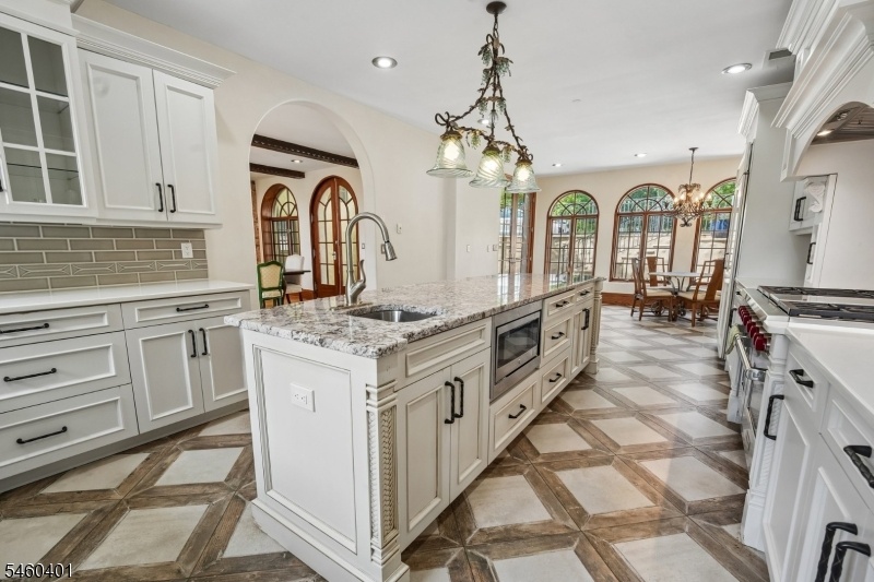 Gourmet Eat-in Kitchen
