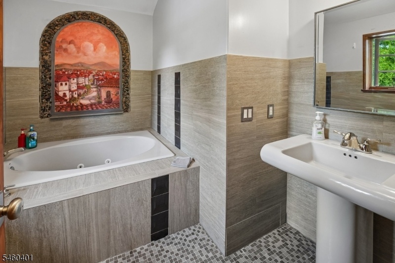 Beautiful Full Bath