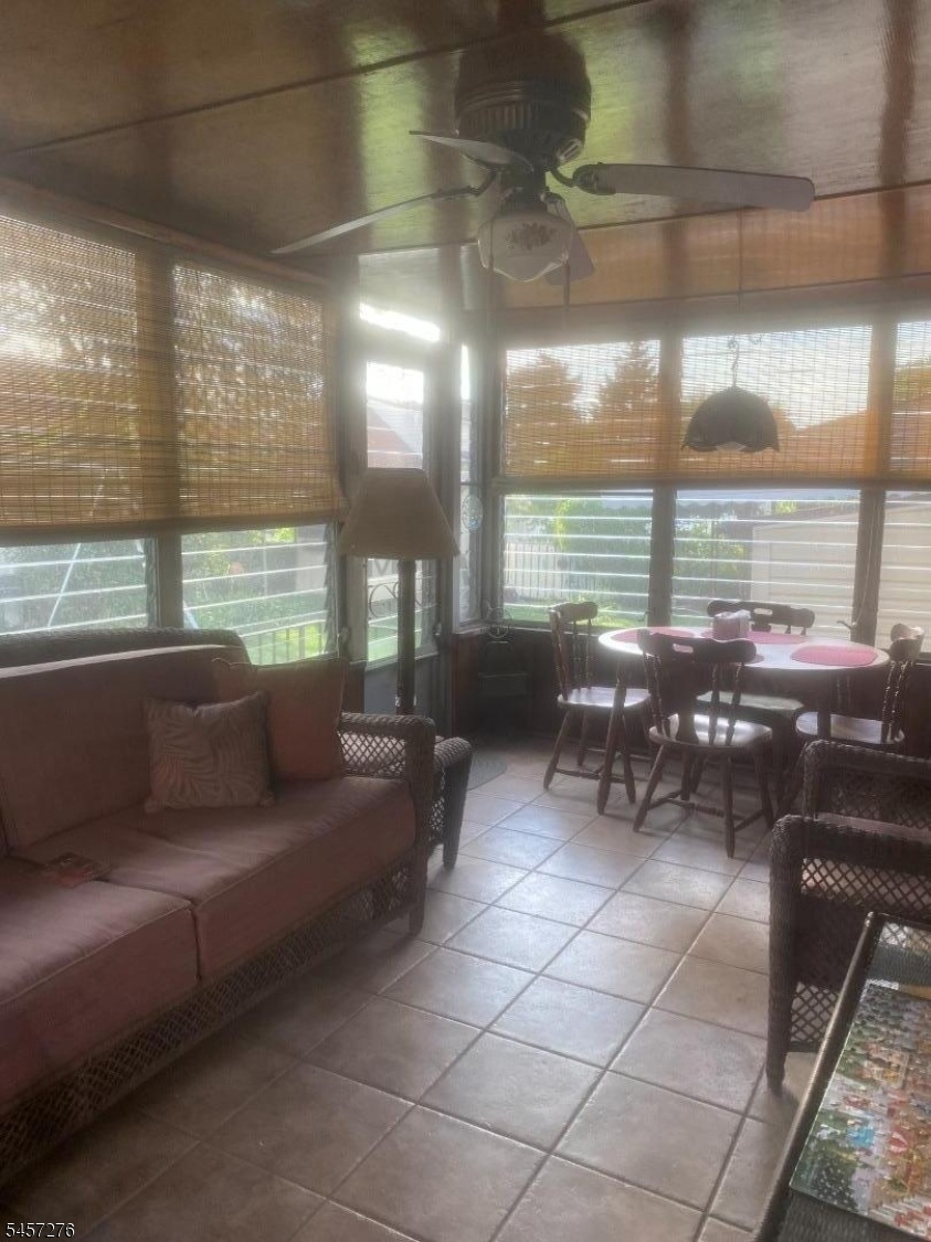 2 Season Room
