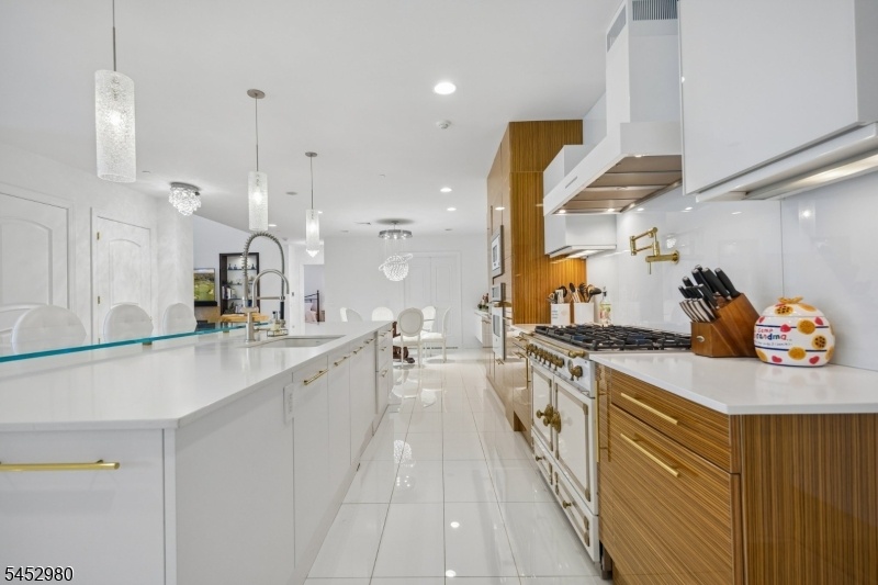 Gourmet Eat-in Kitchen