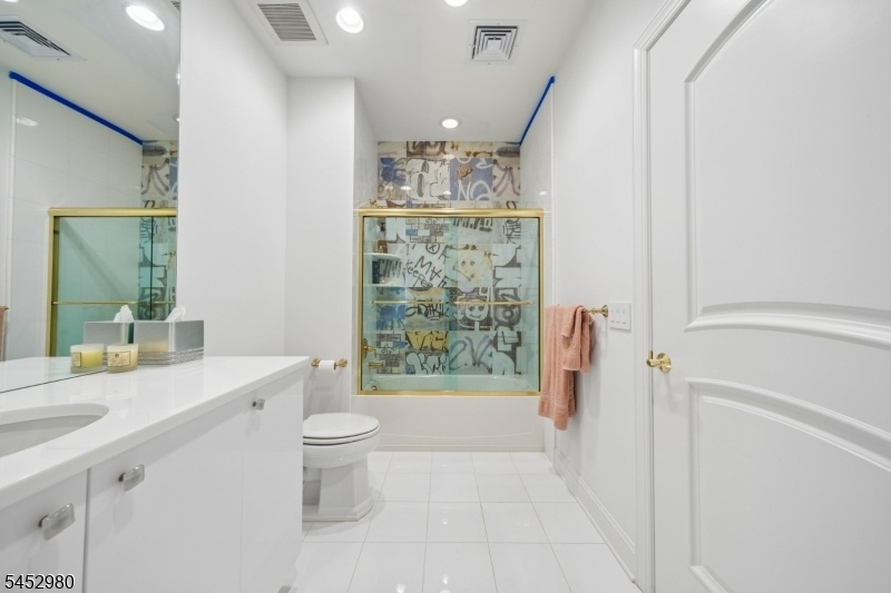 Beautiful Full Bath