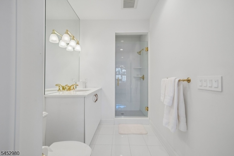 Beautiful Full Bath